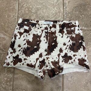 Judy Blue cow print denim shorts‎ with a raw hem sz Large